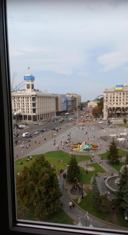 Independence Square - Khreschatyk. View On Independence Sq. Fountains Kyiv Exterior photo