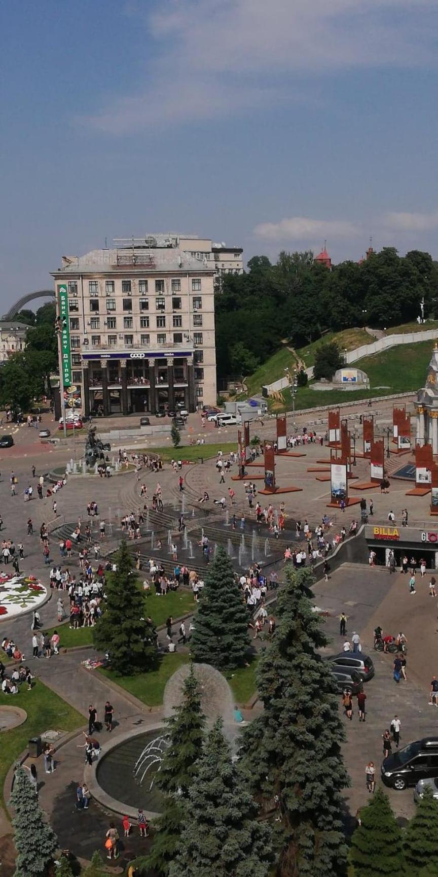 Independence Square - Khreschatyk. View On Independence Sq. Fountains Kyiv Exterior photo