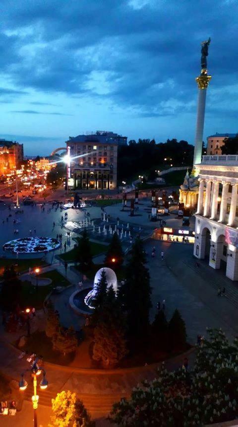 Independence Square - Khreschatyk. View On Independence Sq. Fountains Kyiv Exterior photo