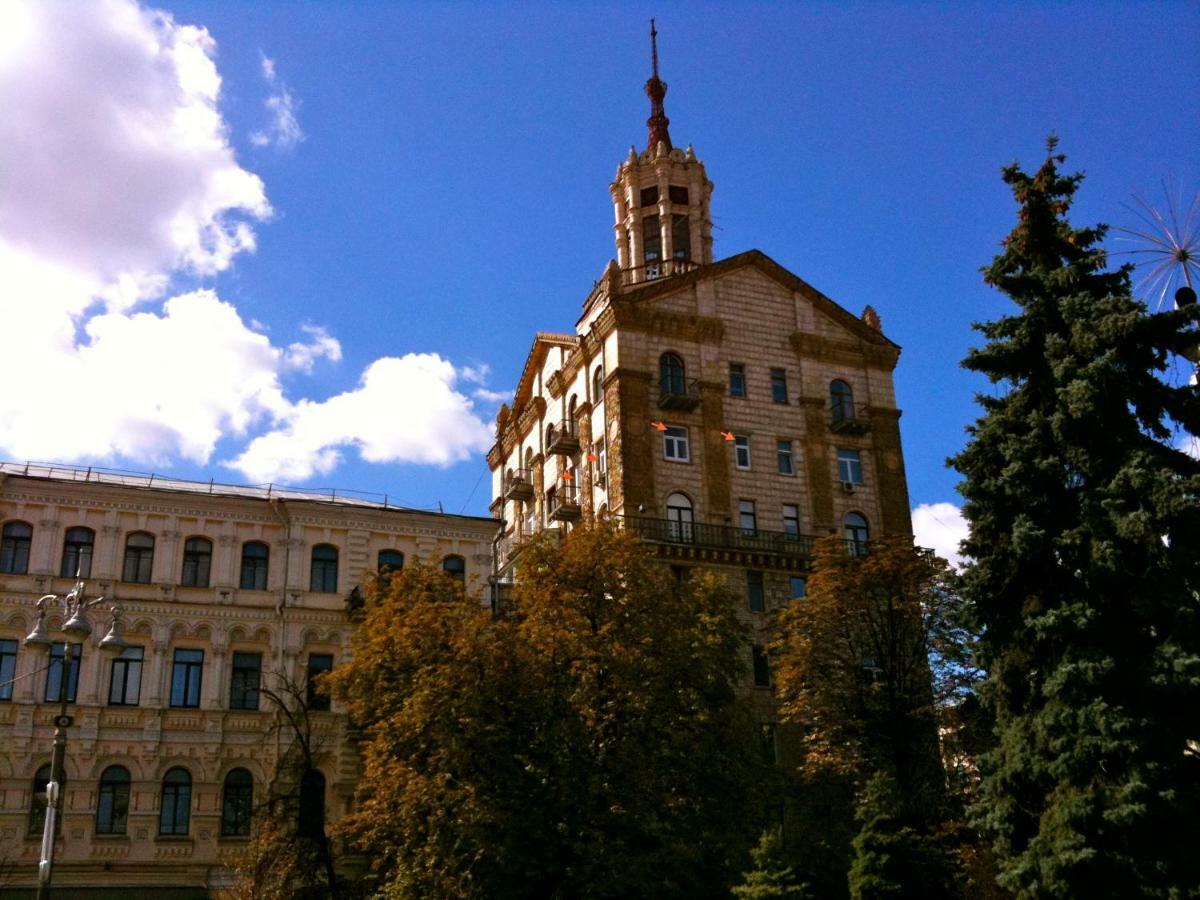 Independence Square - Khreschatyk. View On Independence Sq. Fountains Kyiv Exterior photo
