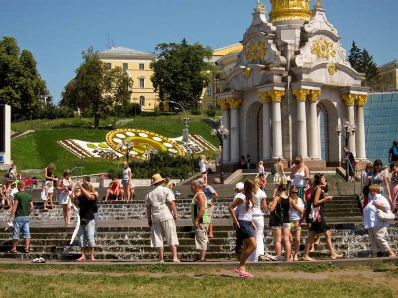 Independence Square - Khreschatyk. View On Independence Sq. Fountains Kyiv Exterior photo
