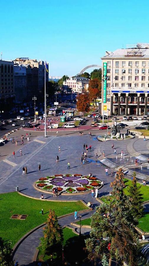 Independence Square - Khreschatyk. View On Independence Sq. Fountains Kyiv Exterior photo