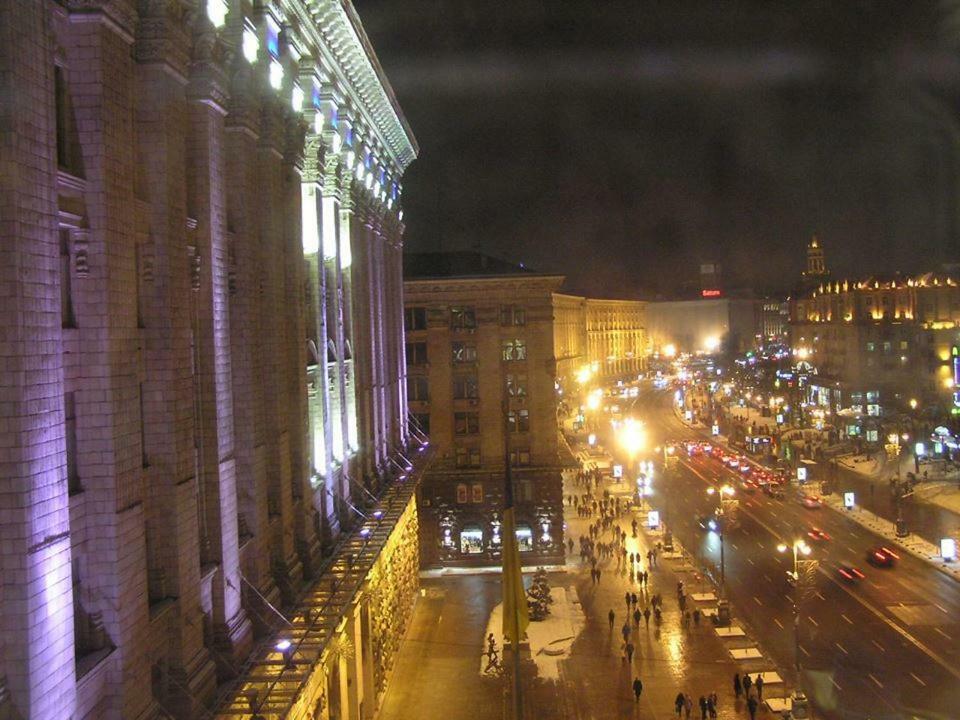 Independence Square - Khreschatyk. View On Independence Sq. Fountains Kyiv Exterior photo