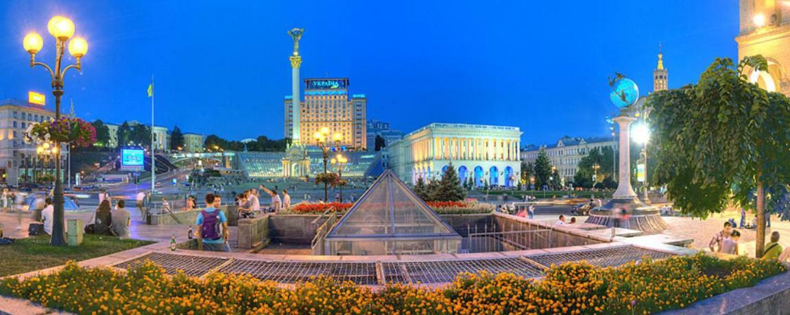 Independence Square - Khreschatyk. View On Independence Sq. Fountains Kyiv Exterior photo