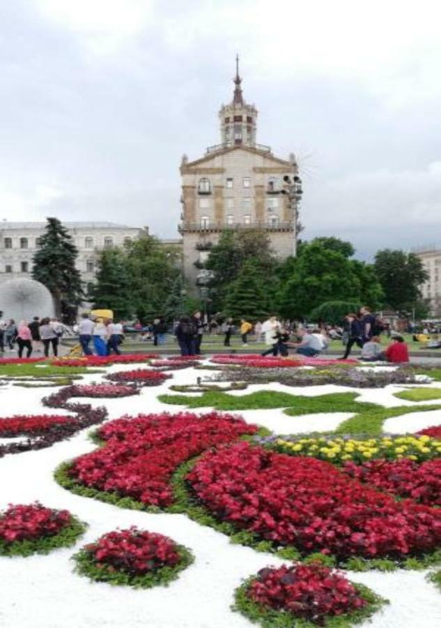 Independence Square - Khreschatyk. View On Independence Sq. Fountains Kyiv Exterior photo